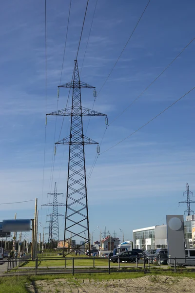 A paisagem urbana de verão da linha de transição de energia — Fotografia de Stock