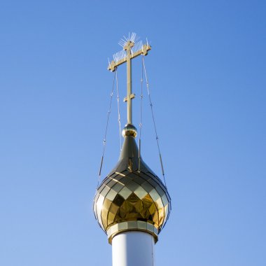 mavi bir gökyüzü üzerinde altın Ortodoks çapraz