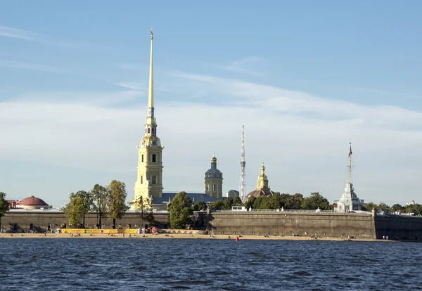 Fortaleza Petropavlovskaya en San Petersburgo en el río Neva — Foto de Stock