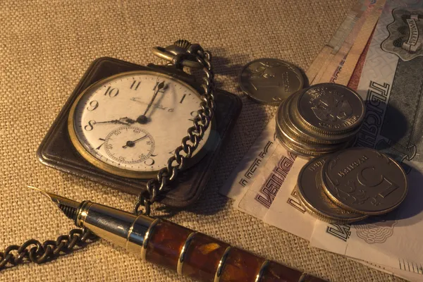 O dinheiro, caneta e relógio de bolso retro — Fotografia de Stock