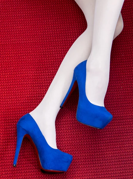 Piernas delgadas en medias y zapatos de tacón alto — Foto de Stock