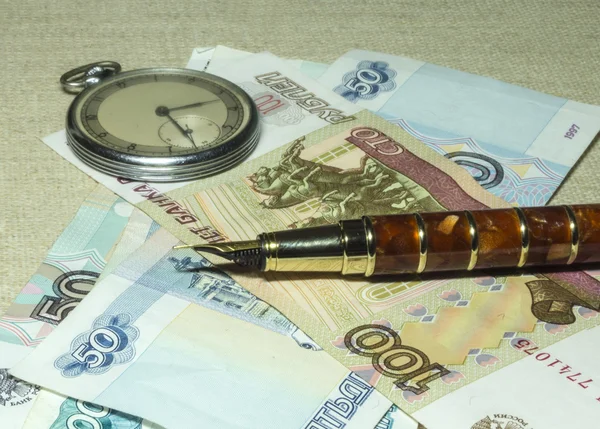 Relojes de bolsillo, bolígrafo y dinero —  Fotos de Stock