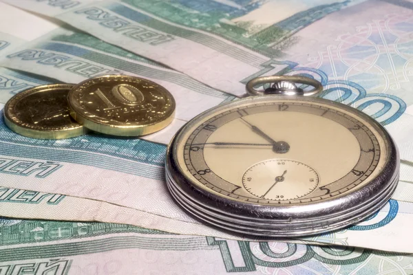 빈티지 시계 및 지폐에 동전 스톡 사진