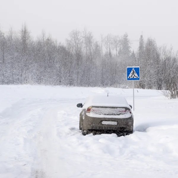 Bil parkerad på ryska Vinterväg — Stockfoto