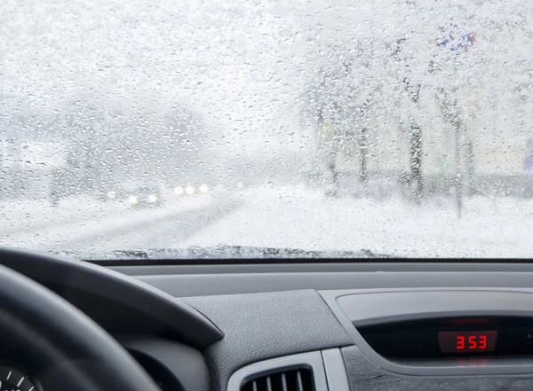 Panoráma v sněžení od auta — Stock fotografie