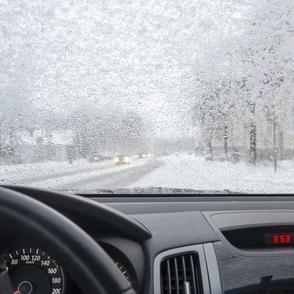 降雪からの市内の車の中 ロイヤリティフリーのストック写真