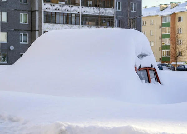 巨大な雪の吹きだまりの下で車 — ストック写真