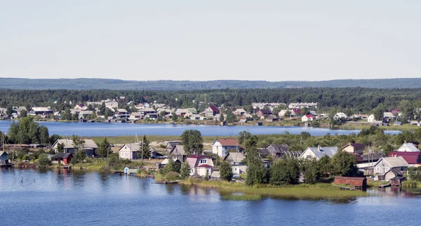 Privata hus av förorterna vid en sjö — Stockfoto