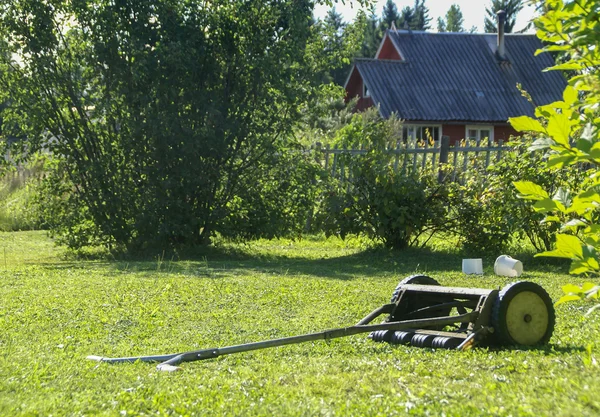 Oldschool mekanik çim taşıyıcı — Stok fotoğraf