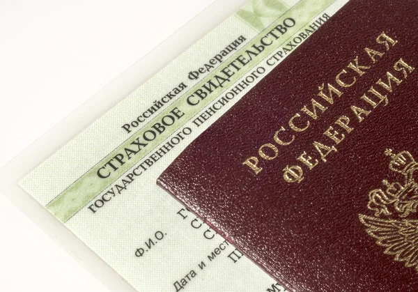 Passaporte russo e cartão de seguro de pensão — Fotografia de Stock