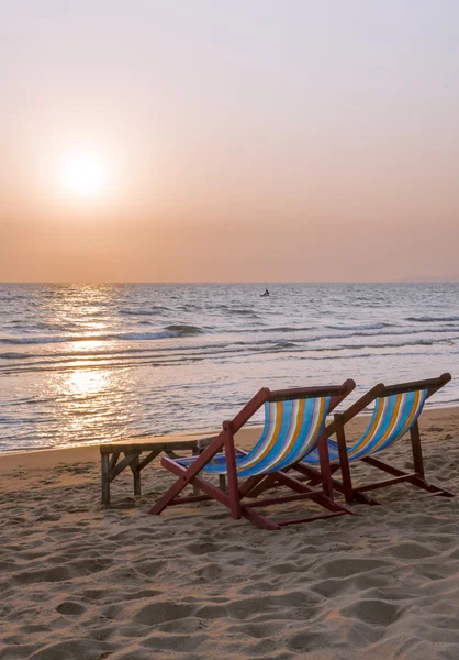 Chaises longues sur la plage de la mer — Photo