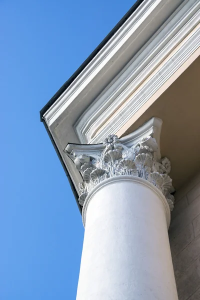 The top part of column decorated with fretwork — Stock Photo, Image