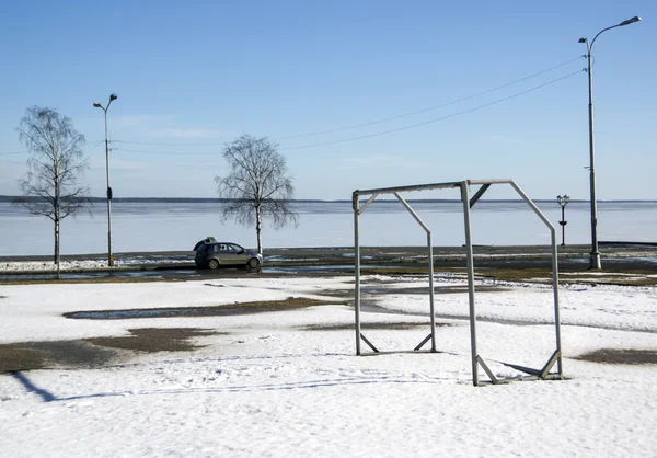 Fotbalová brána poblíž jezera na jaře — Stock fotografie