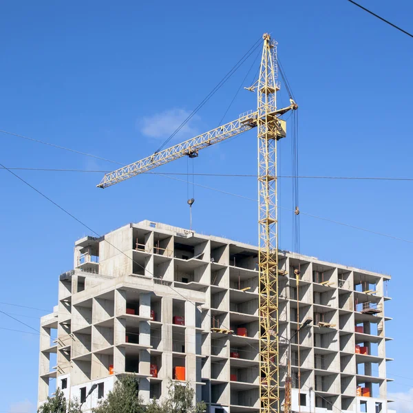 Stavební jeřáb je výstavbu výškové budovy — Stock fotografie