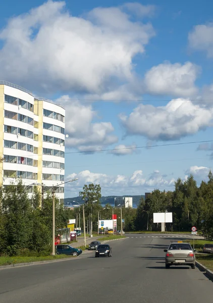 Городская улица в летнее время — стоковое фото