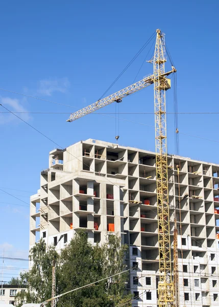 Guindaste no canteiro de obras — Fotografia de Stock