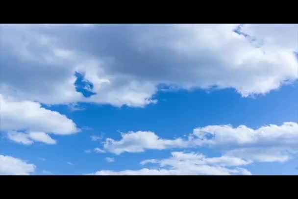 Tijdspanne van blauwe hemel met wolken — Stockvideo