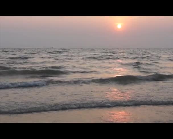 Zonsondergang op de tropische zee in thailand — Stockvideo