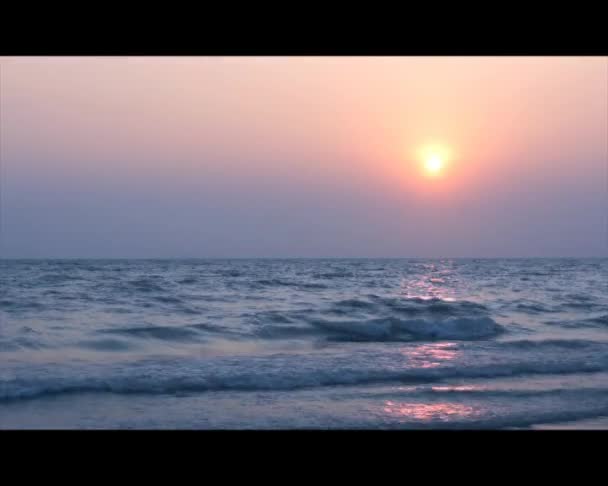 Rustgevend uitzicht op zonsondergang op tropic zee — Stockvideo