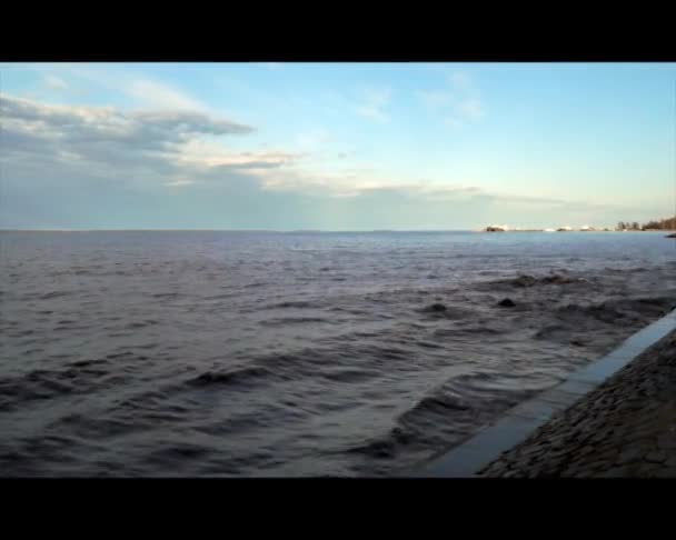 湖的海浪和天空中的云彩 — 图库视频影像