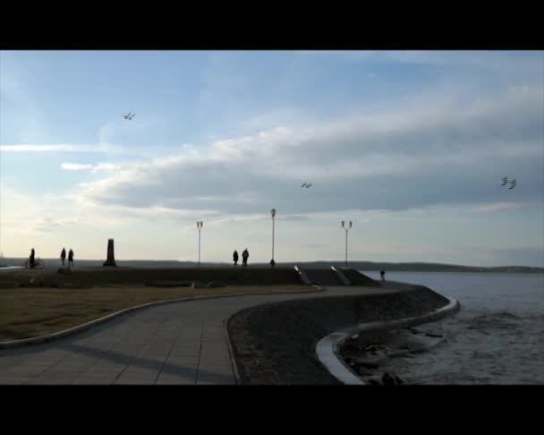 Les gens sur le remblai du lac — Video