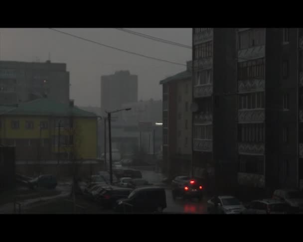Orang-orang dalam gelap di bawah hujan — Stok Video
