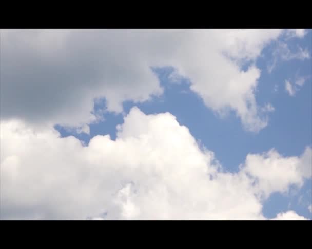Weiße Wolken ziehen in blauen Himmel — Stockvideo