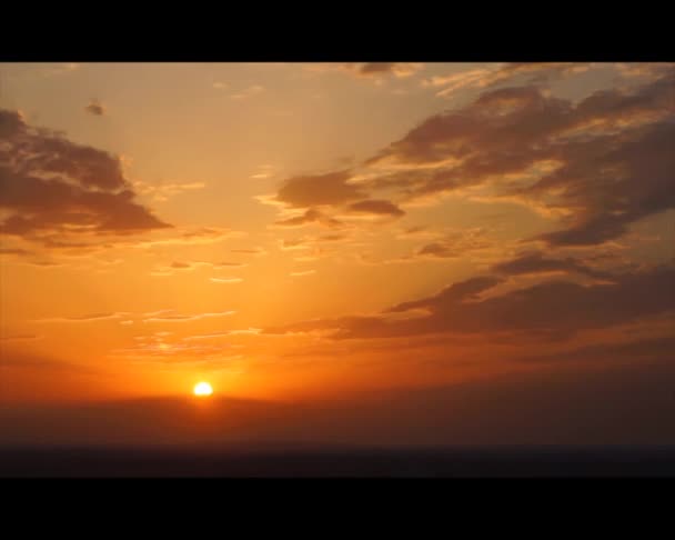 De zon beweegt op de zonsondergang hemel met wolken — Stockvideo