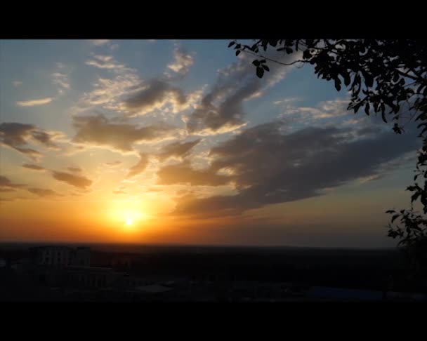 Moln flytta i solnedgång himlen — Stockvideo