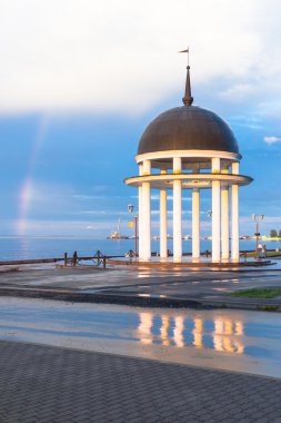 Gökkuşağı rotunda yakınındaki günbatımı gökyüzü üzerinde