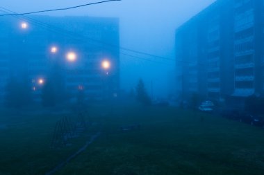 Gece şehir içinde kalın sis