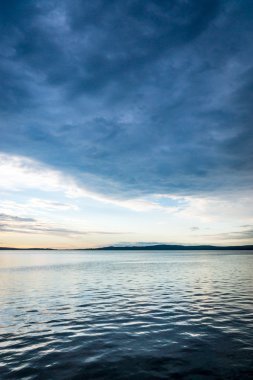 karanlık gökyüzü göl su üstünde