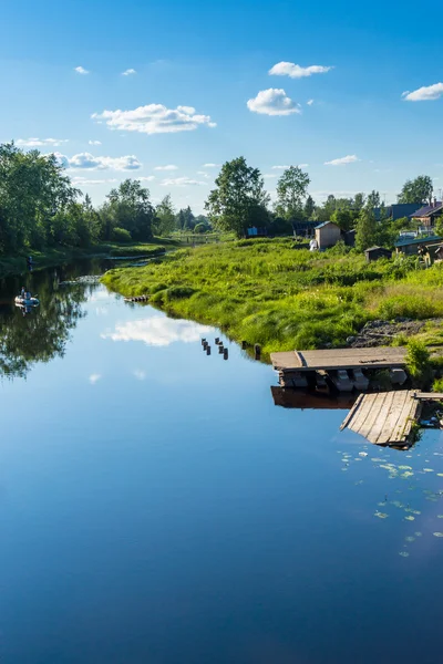 Lugn sommar flod i landsbygden — Stockfoto