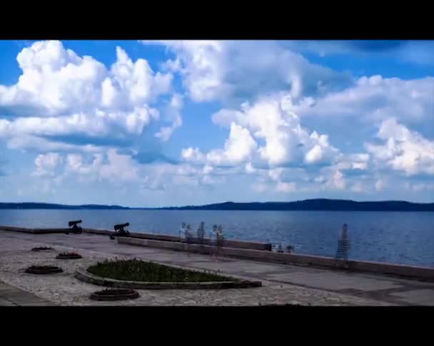 Time lapse of city embankment in day time — Stock Video
