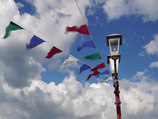 Vlaječky chvění na vítr — Stock video