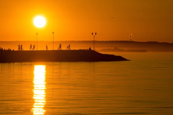 Folk silhuetter og solnedgang – stockfoto