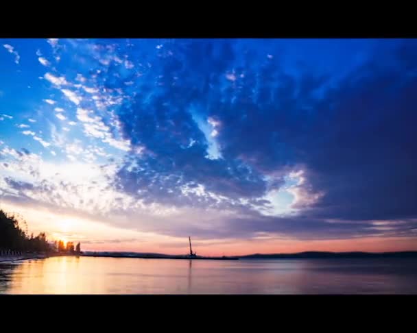 Panorama lapso de tiempo de puesta de sol en el lago — Vídeos de Stock