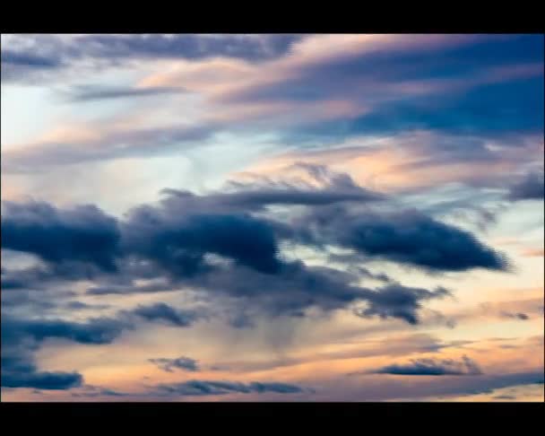 Wolken verplaatsen in de winderige hemel bij zonsondergang — Stockvideo