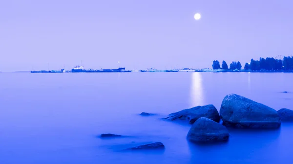 Caminho iluminado pela lua na superfície do lago — Fotografia de Stock