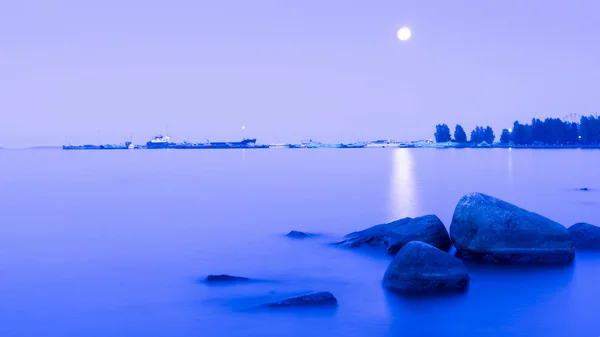 Sentier au clair de lune à la surface du lac — Photo