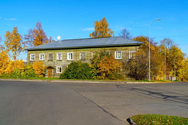 Old Wooden Tenement House Downtown Autumn Trees Sunny Day Petrozavodsk — Stock Photo, Image