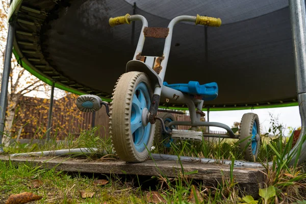 Roestige Babyfiets Onder Gestrekte Trampoline Buiten Boerderij Herfst — Stockfoto