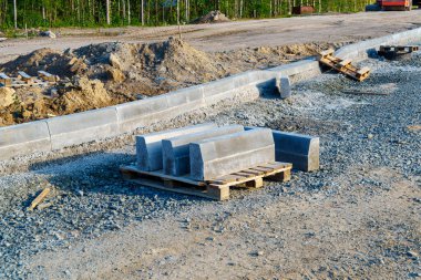 Yeni bir şehrin asfalt yolunun şantiyesinde kaldırımlı palet