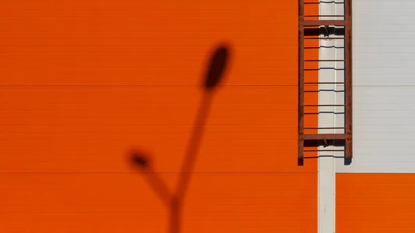 Abstrakter Hintergrund Der Straßenlaterne Schatten Auf Einer Orangefarbenen Wand Mit — Stockfoto