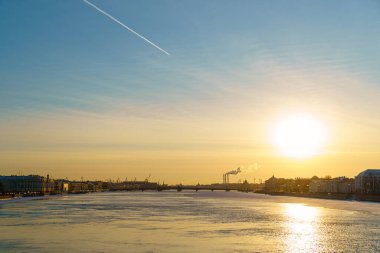 Güneşli bir bahar akşamı St. Petersburg 'da Neva Nehri' nin setinde gün batımı