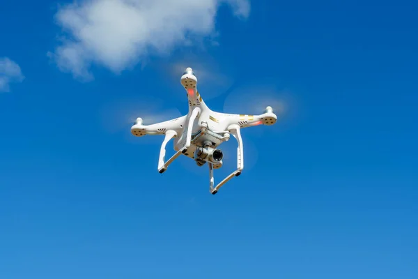 Vit Quadcopter Svävar Lätt Blå Himmel — Stockfoto