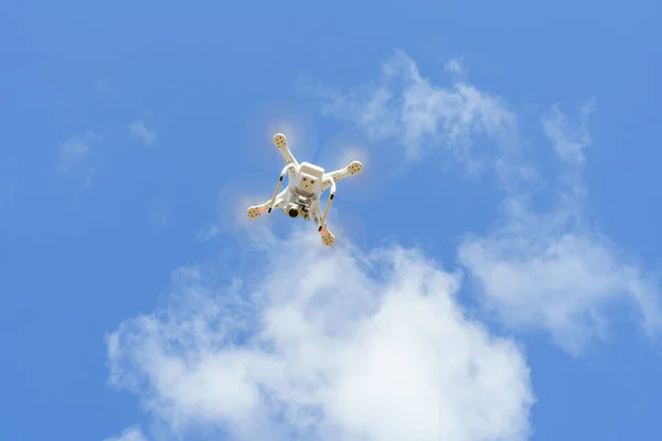 Botten Upp Syn Drönare Svävar Blå Himmel — Stockfoto