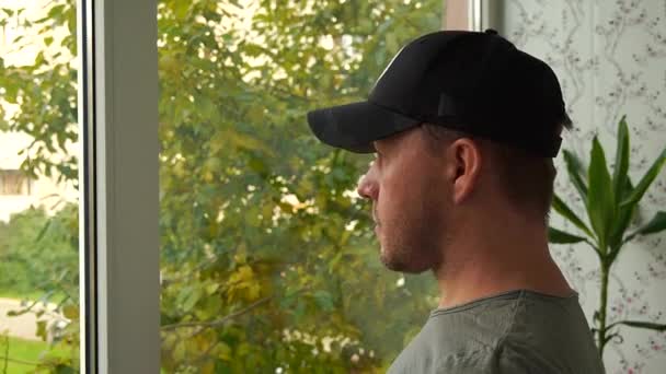 Hombre Sin Afeitar Con Camiseta Caqui Gorra Béisbol Negra Pone — Vídeos de Stock