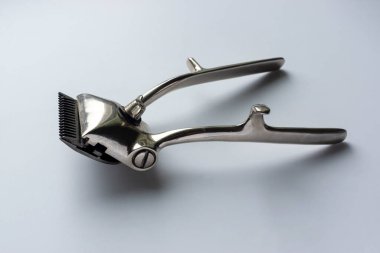 Berber aleti çelik mekanik eski saç makasıdır.