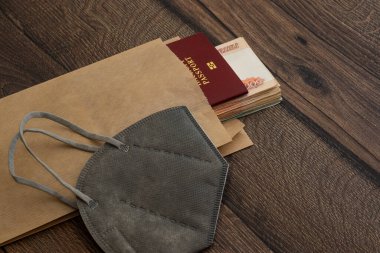 Solunum cihazı, pasaport kimliği ve para Coronavirus salgınında masada.